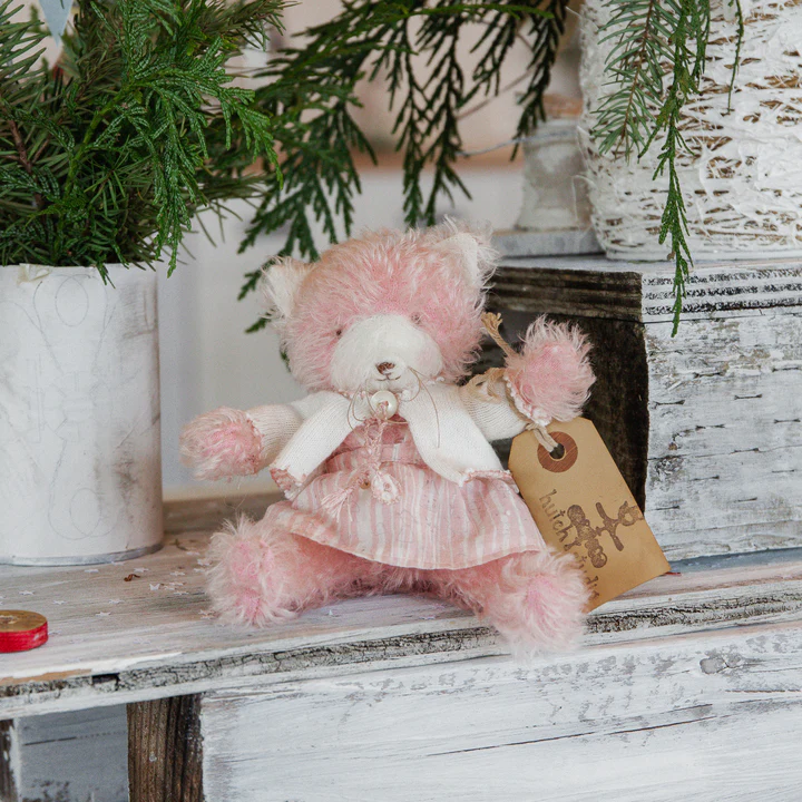 RETIRED - Hutch Studio - Peewee Petunia Kitty